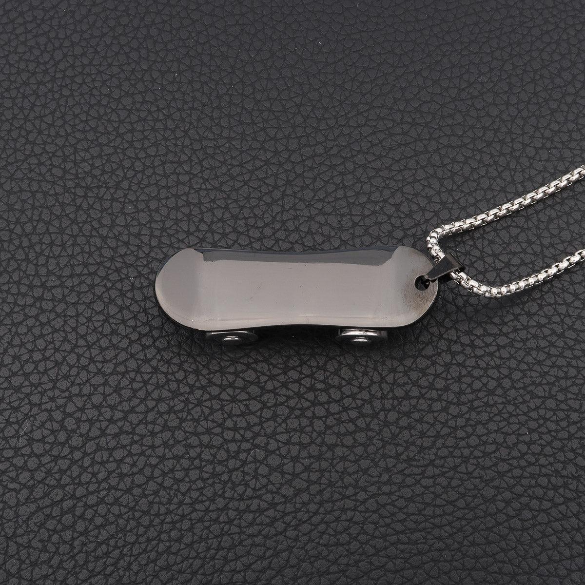 Collier "Skater" en acier inoxydable avec pendentif skateboard et gravure