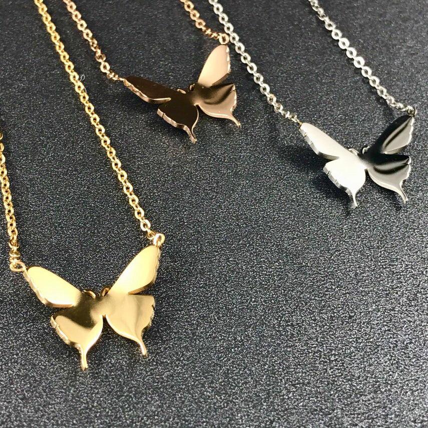 Halskette "Butterfly" mit Schmetterlingsanhänger mit Gravur auf Flügel