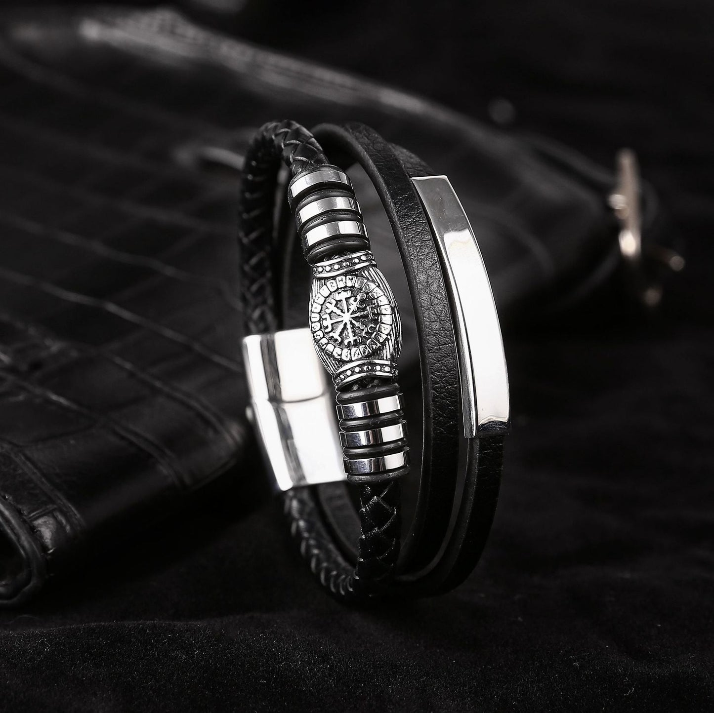 Leder Armband "Vikings" mit Gravur und Runen Optik